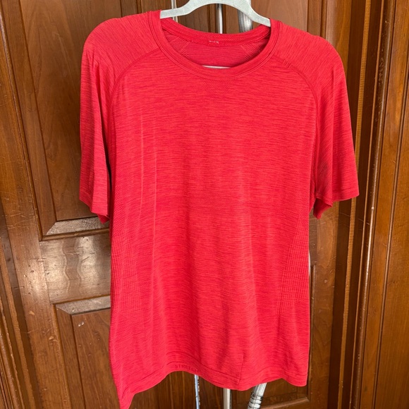 Lululemon Medium Metal Vent Tech Red - Picture 1 of 4